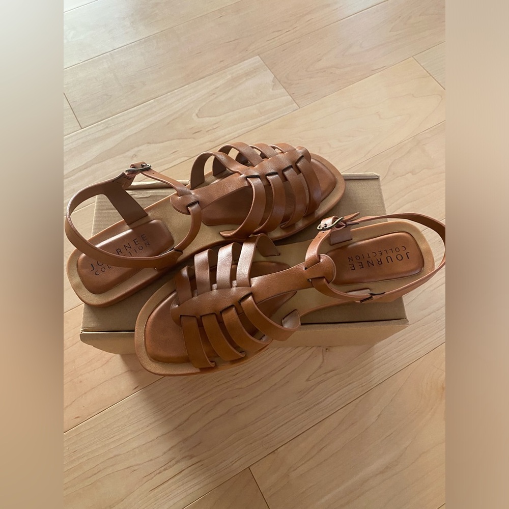 Journee collection BENICIA FISHERMAN SANDALS IN FAUX LEATHER size 12